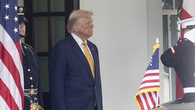 Što to skriva Donald Trump na ruci?