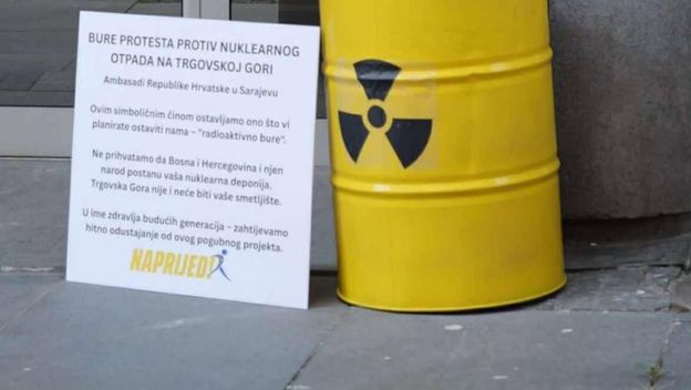 Bačva ispred veleposlanstva RH u Sarajevu