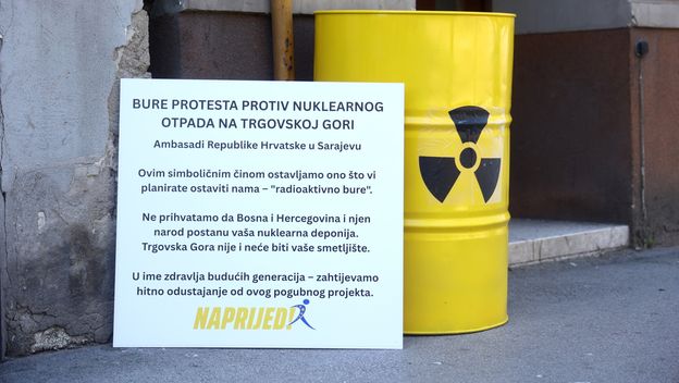 Bačva ispred veleposlanstva RH u Sarajevu
