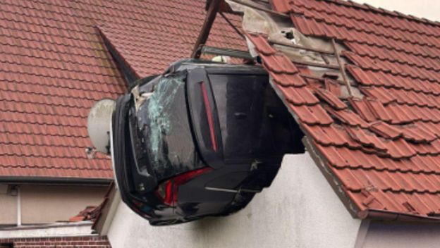 Automobil završio u krovu štale