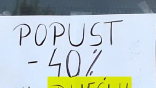 Oglas u izlogu s pogreškom u pisanju