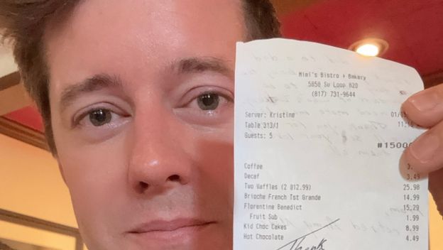 Emotivni otac s porukom u ruci