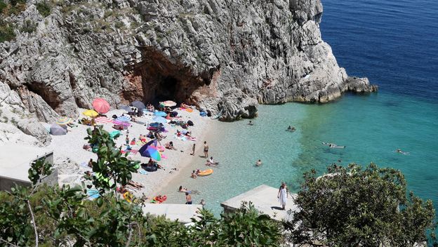Plaža ispod grada Brseča