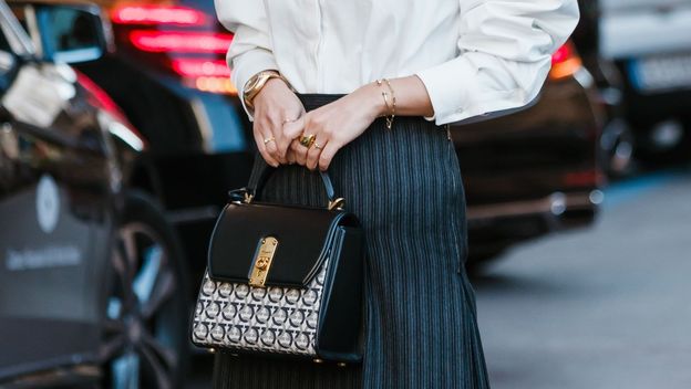 Bijela košulja i suknja klasičan su odabir za uredske kombinacije