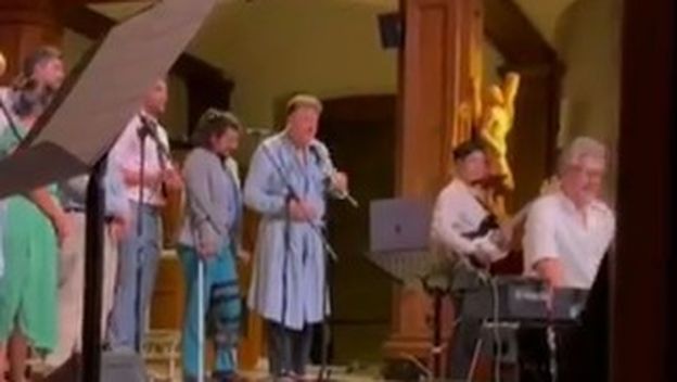 Biskup u šlafroku bos upao u crkvu i prekinuo nastup zbora