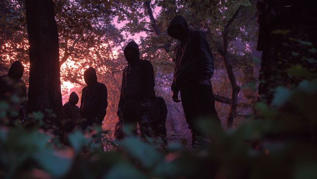 Maskirani mladići u sačekuši, ilustracija, AI