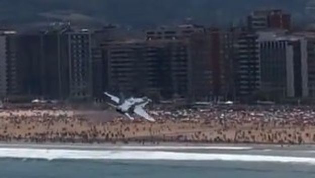 Pilot španjolskog borbenog aviona izveo nevjerojatan manevar, malo je falilo do kastrofe