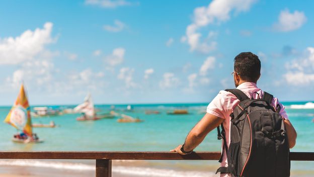 Turist s ruksakom kako gleda u daljinu