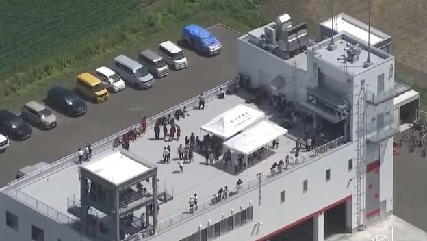 Ljudi u Japanu na krovovima dok se čeka cunami