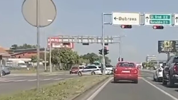 Policajac vozi kroz žuto