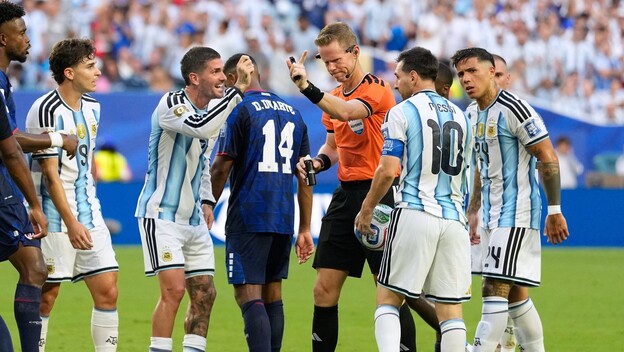 Drew Fischer i igrači Argentine