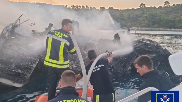 Požar dvotrupne jedrilice u uvali Tiha - 1