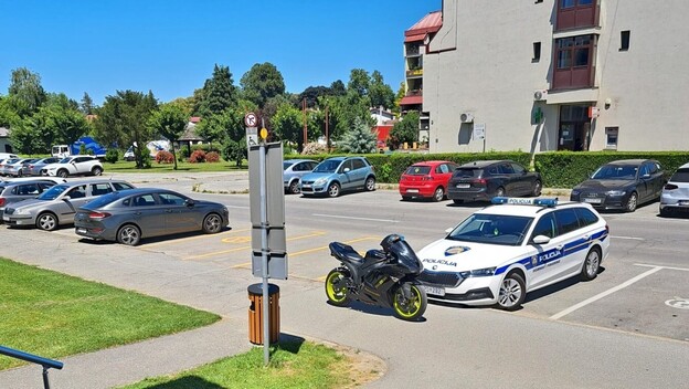 Nepropisno parkirani motor