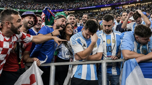 Navijači koji se rugaju Argentincima