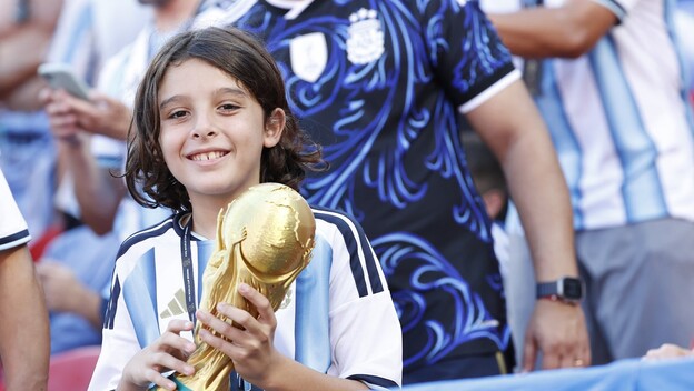 Navijač Argentine s modelom trofeja