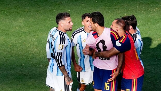 Nicolas Otamendi i Rodri u prepirci