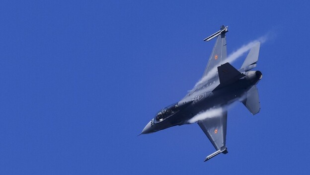 F-16, arhiva