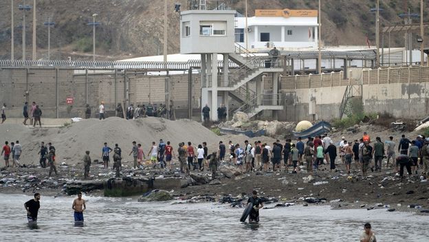 Migranti ulaze u Ceutu