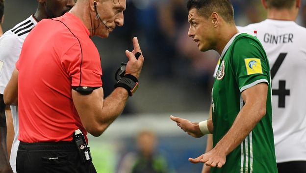 Nestor Pitana i Chicharito (Foto: AFP)