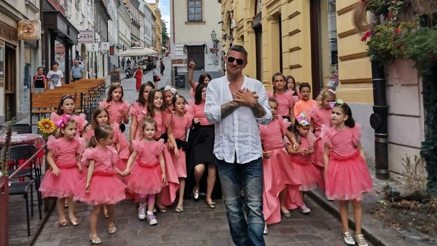 Sandi Cenov i Zagrepčanke i dečki