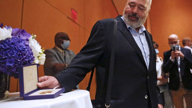 Dmitrij Muratov kraj Nobelove medalje koju će prodati na dražbi