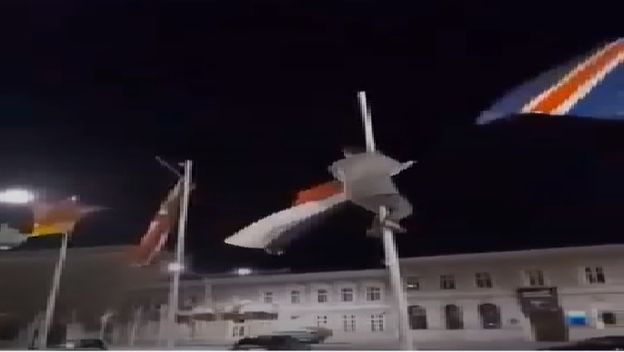 Mladić koji skida srpsku zastavu u Požegi