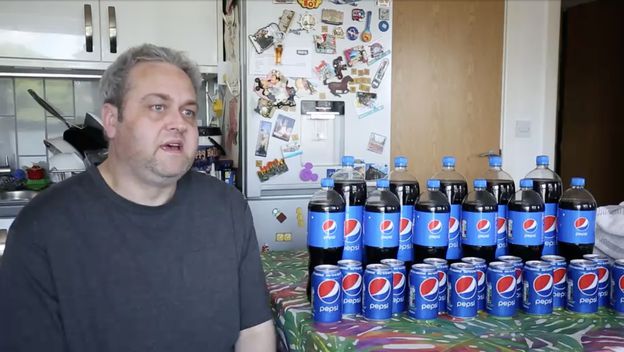 Andy Currie sa svojih 30 limenki Pepsija