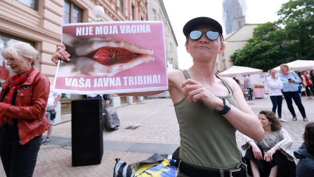 Akcija Ženske mreže Hrvatske tijekom moljenja krunice na Trgu bana Jelačića