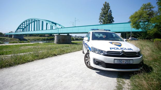 Policija kod Hendrixovog mosta