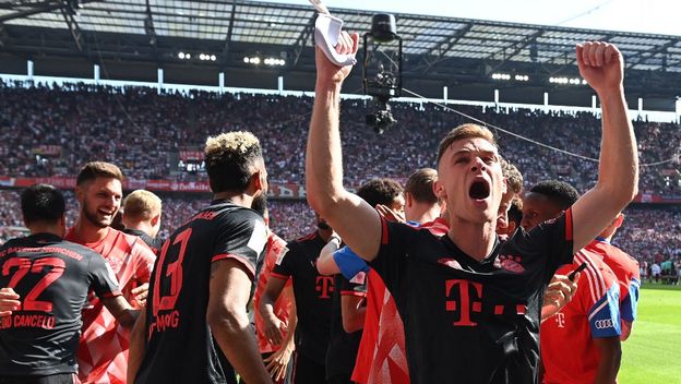 Joshua Kimmich s igračima Bayerna slavi naslov prvaka