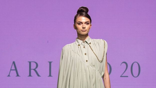 Haljina je pokazana na modnoj reviji povodom 20-e godišnjice rada brenda Arileo