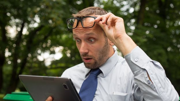 Muškarac gleda u ekran, ilustracija