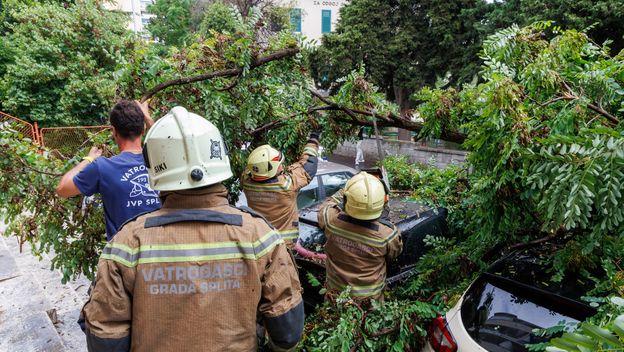 Jako nevrijeme u Splitu srušilo stablo na automobile - 2