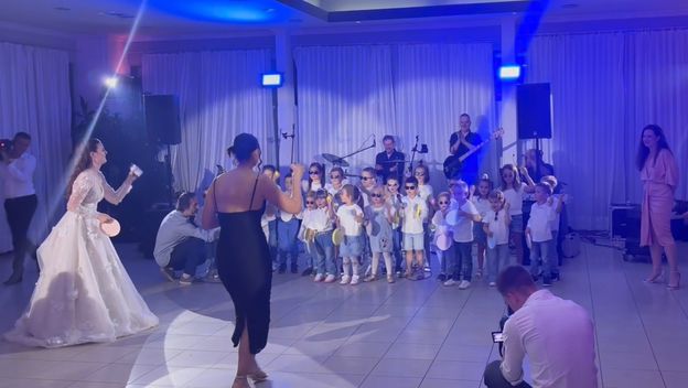 Djeca na svadbi u Dugopolju pjevala pjesmu 'Sweet Child O' Mine' grupe Guns N' Roses