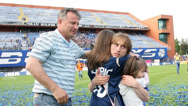 Luka Modrić s ocem Stipom i sestrama 2008. godine