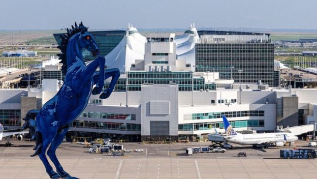 Međunarodna zračna luka Denver i kip Plavog Mustanga ispred nje