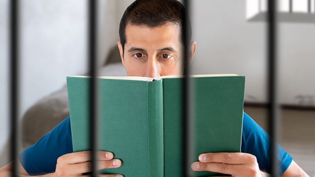 Zatvorenik čita knjigu, ilustracija