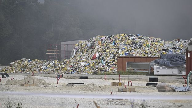 Veći dio požara plastike je ugašen u skladištu tvrtke za zbrinjavanje. - 2