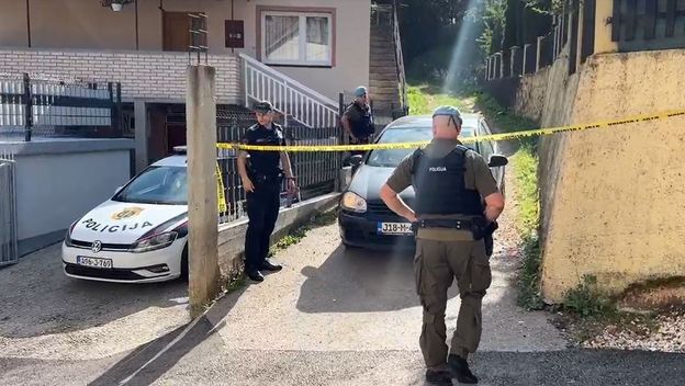 Policija ispred kuće u Sarajevu u kojoj su pronađena tri tijela