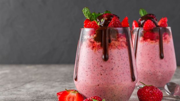 Chia puding s jagodama i čokoladom