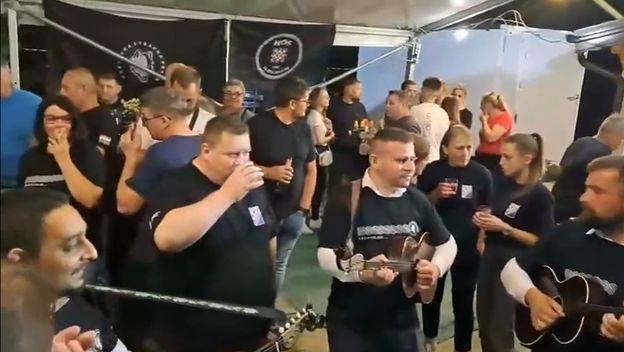 Ustaška pjesma na proslavi pobjede Josipa Miškovića na izborima u Popovači