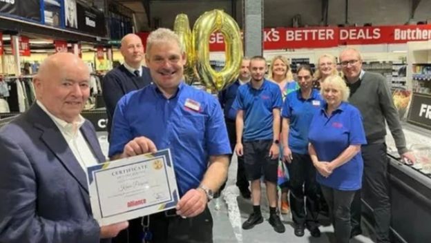 Zaposlenik supermarketa Kevin Parsons na proslavi 40 godina radnog staža