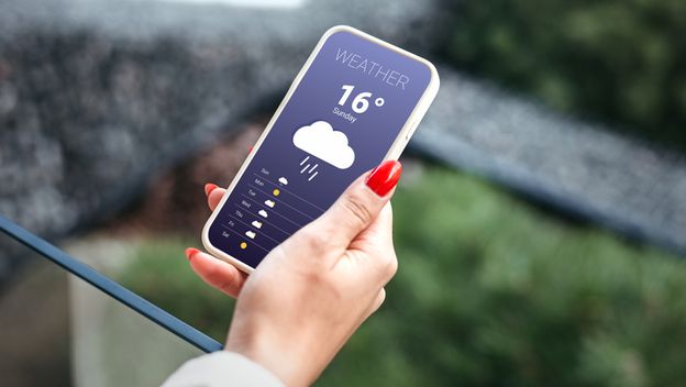 Žena provjerava vremensku prognozu na mobilnoj aplikaciji, ilustracija