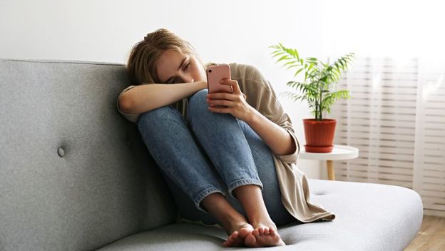 Tužna djevojka s mobitelom