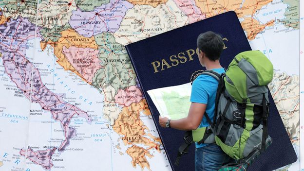 Karta Europe i turist s kartom u rukama i ruksakom na leđima