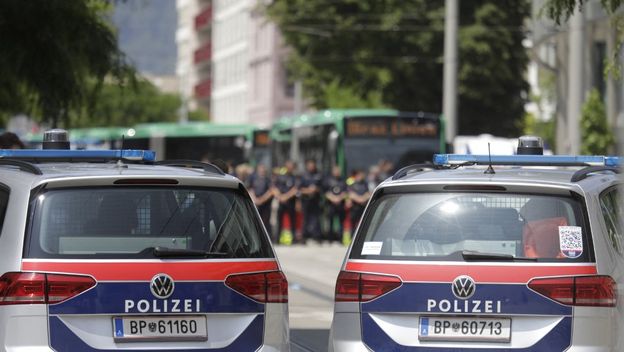 Policijska vozila u blizini masovne pucnjvae u Grazu