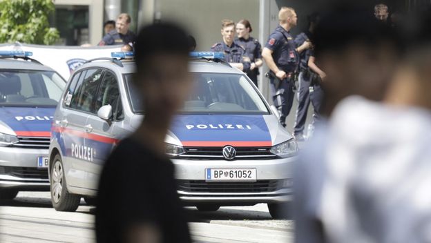 Austrijska policija ispred škole u kojoj se u Grazu dogodila pucnjava