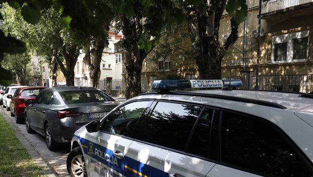 Policija ispred kuće Josipa Škorića - 9
