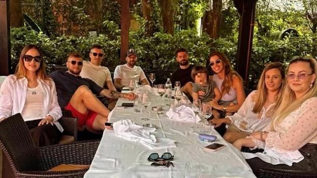 Bruno Petković s bivšim suigračima i njihovim partnericama
