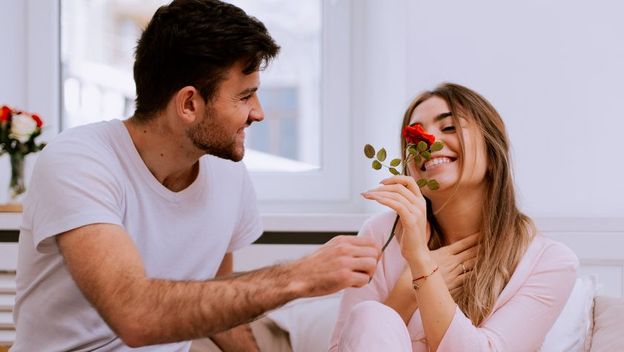 Dečko djevojci poklanja cvijet